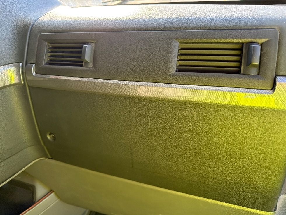 Sleeper Tractor-Heavy Duty Tractors-Volvo-2019-VNL64760-Spartanburg-SC-636,083\n\t\tmiles-$ 50,250 - Image 14