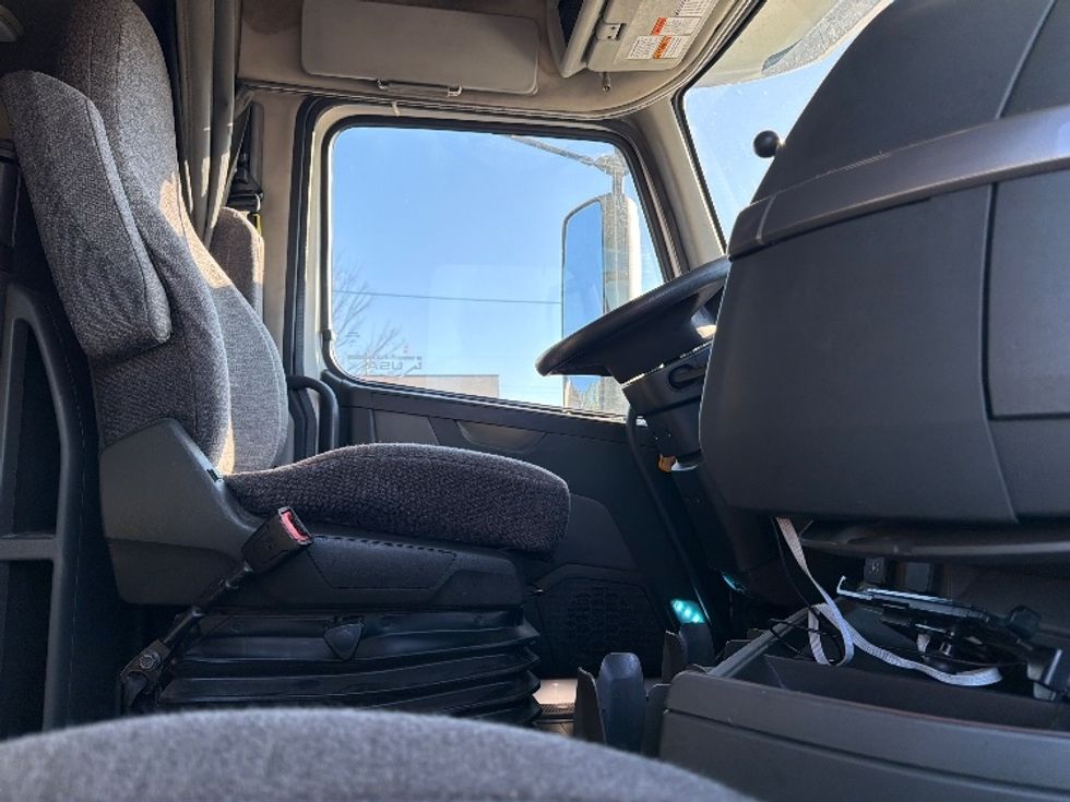 Sleeper Tractor-Heavy Duty Tractors-Volvo-2019-VNL64760-Spartanburg-SC-636,083\n\t\tmiles-$ 50,250 - Image 15