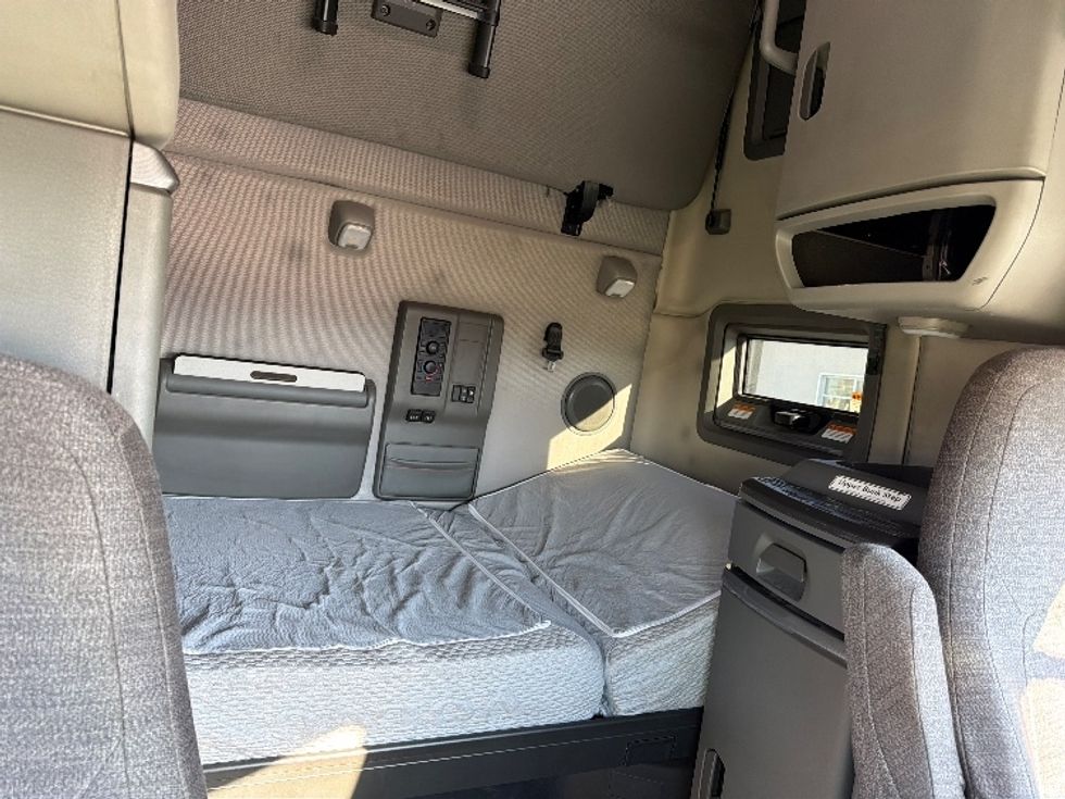 Sleeper Tractor-Heavy Duty Tractors-Volvo-2019-VNL64760-Spartanburg-SC-636,083\n\t\tmiles-$ 50,250 - Image 16