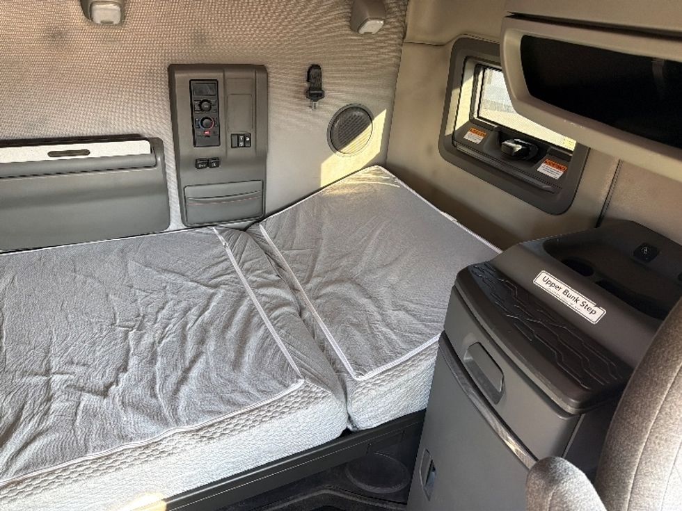 Sleeper Tractor-Heavy Duty Tractors-Volvo-2019-VNL64760-Spartanburg-SC-636,083\n\t\tmiles-$ 50,250 - Image 17