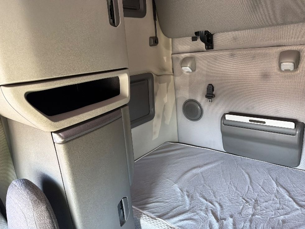 Sleeper Tractor-Heavy Duty Tractors-Volvo-2019-VNL64760-Spartanburg-SC-636,083\n\t\tmiles-$ 50,250 - Image 18