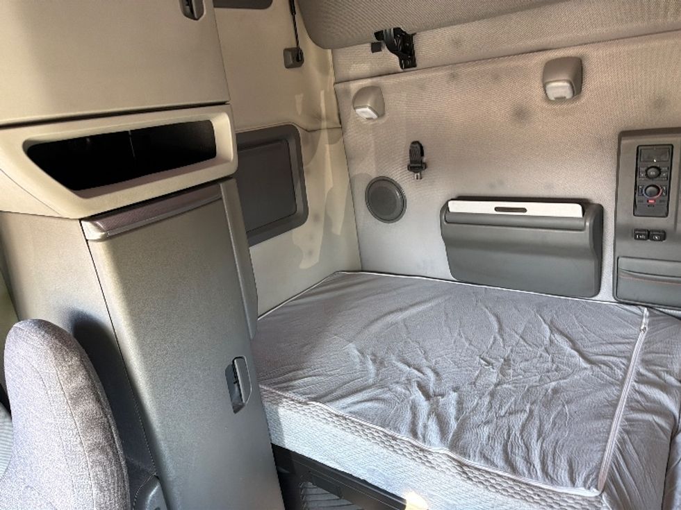 Sleeper Tractor-Heavy Duty Tractors-Volvo-2019-VNL64760-Spartanburg-SC-636,083\n\t\tmiles-$ 50,250 - Image 19