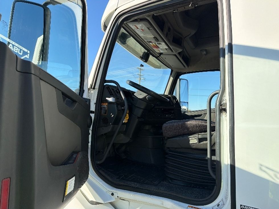 Sleeper Tractor-Heavy Duty Tractors-Volvo-2019-VNL64760-Spartanburg-SC-636,083\n\t\tmiles-$ 50,250 - Image 9