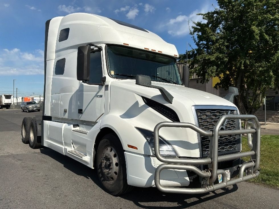 Sleeper Tractor-Heavy Duty Tractors-Volvo-2019-VNL64760-Spokane Valley-WA-614,797\n\t\tmiles-$ 55,750 - Image 1