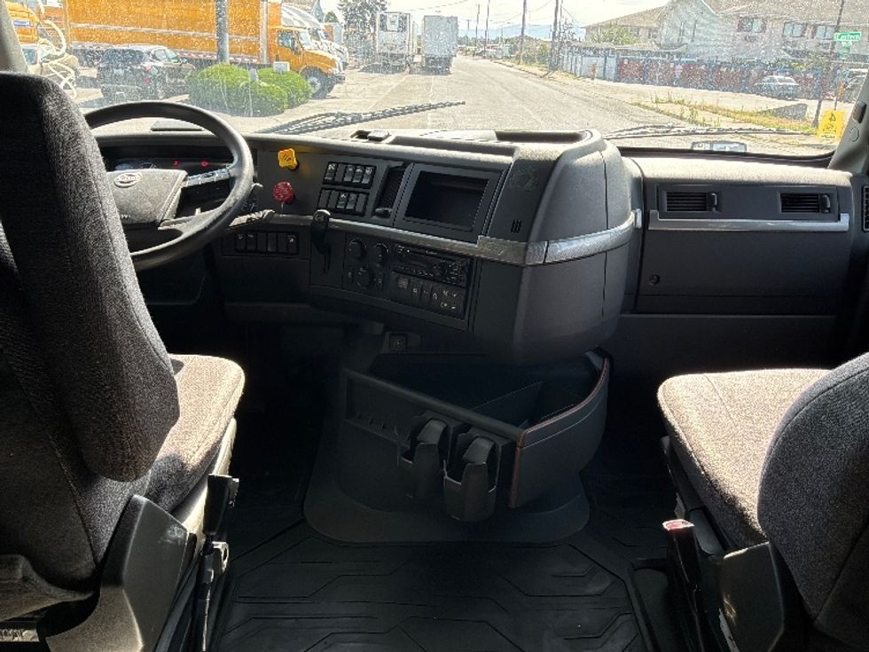Sleeper Tractor-Heavy Duty Tractors-Volvo-2019-VNL64760-Spokane Valley-WA-614,797\n\t\tmiles-$ 55,750 - Image 12