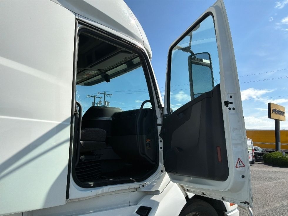 Sleeper Tractor-Heavy Duty Tractors-Volvo-2019-VNL64760-Spokane Valley-WA-614,797\n\t\tmiles-$ 55,750 - Image 13
