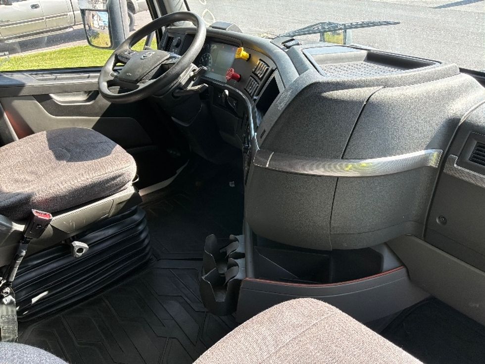 Sleeper Tractor-Heavy Duty Tractors-Volvo-2019-VNL64760-Spokane Valley-WA-614,797\n\t\tmiles-$ 55,750 - Image 15