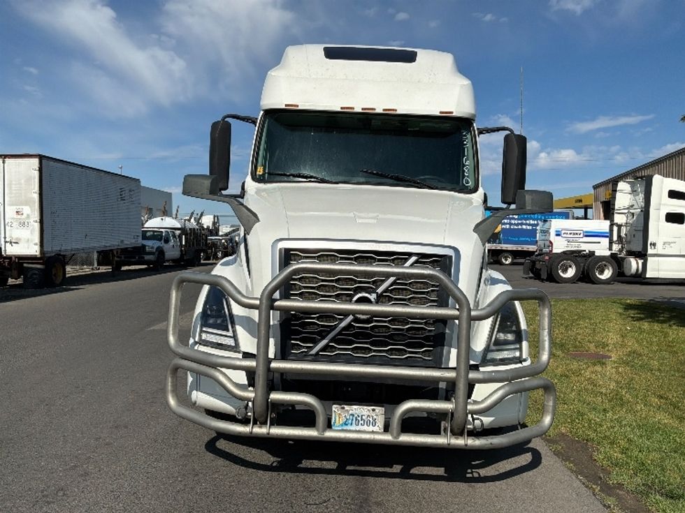 Sleeper Tractor-Heavy Duty Tractors-Volvo-2019-VNL64760-Spokane Valley-WA-614,797\n\t\tmiles-$ 55,750 - Image 2