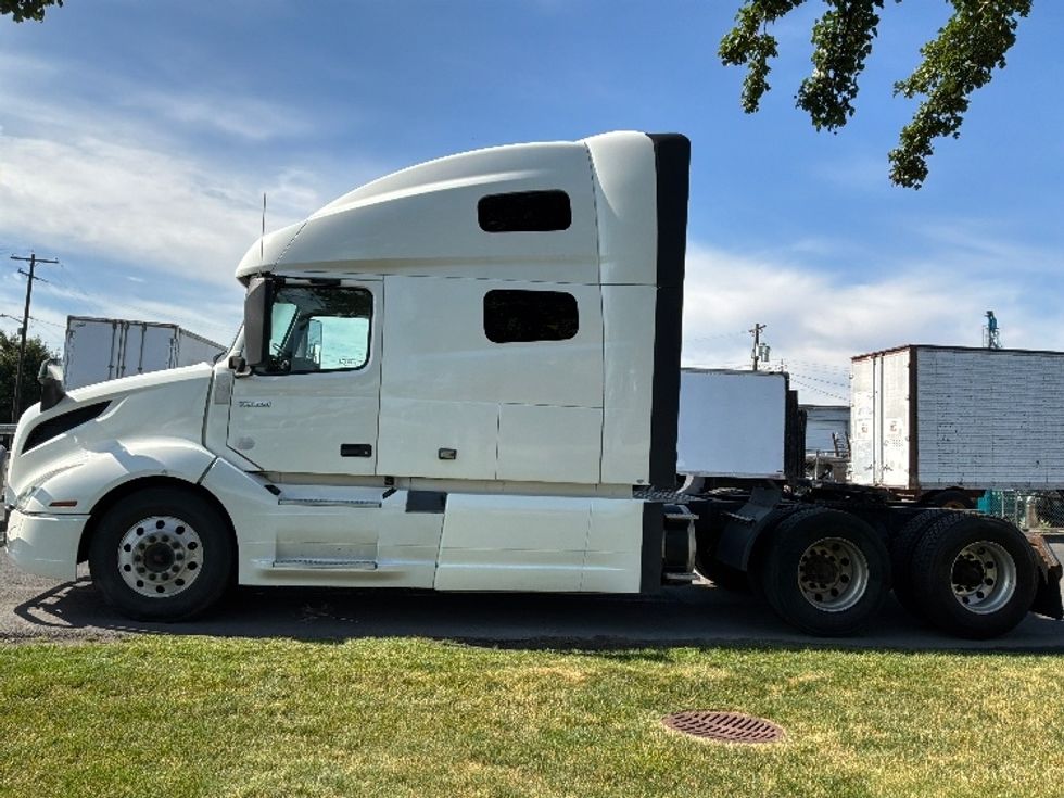 Sleeper Tractor-Heavy Duty Tractors-Volvo-2019-VNL64760-Spokane Valley-WA-614,797\n\t\tmiles-$ 55,750 - Image 4