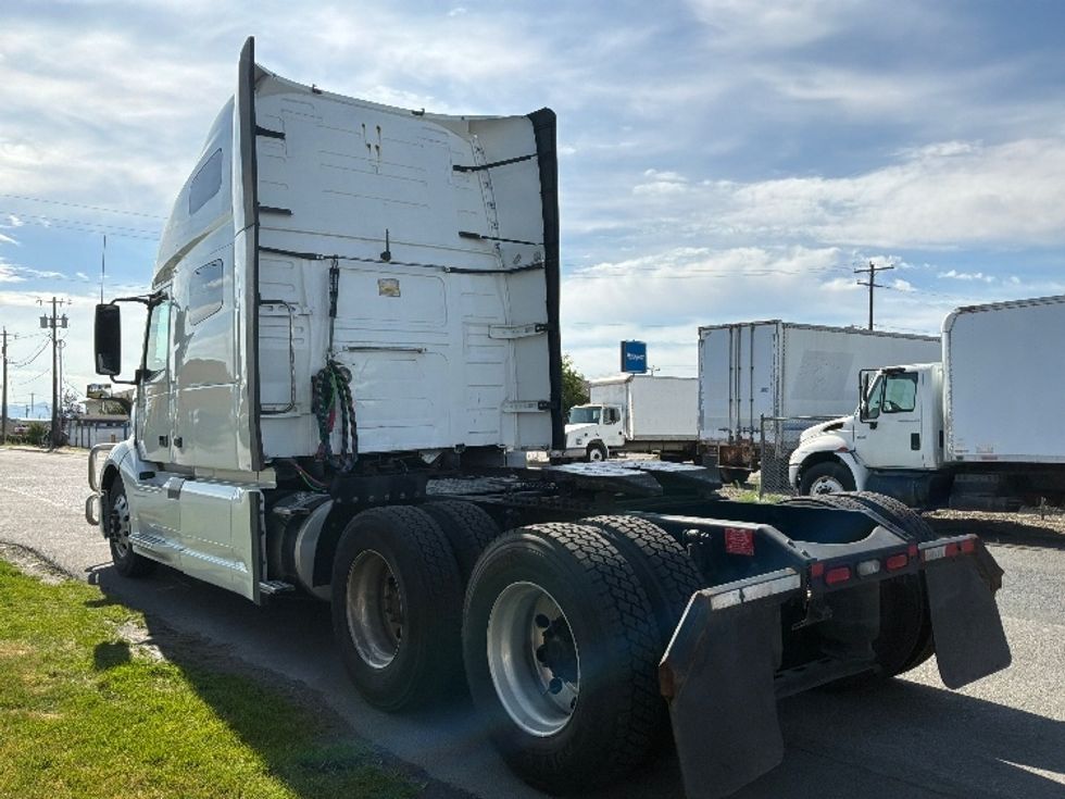 Sleeper Tractor-Heavy Duty Tractors-Volvo-2019-VNL64760-Spokane Valley-WA-614,797\n\t\tmiles-$ 55,750 - Image 5