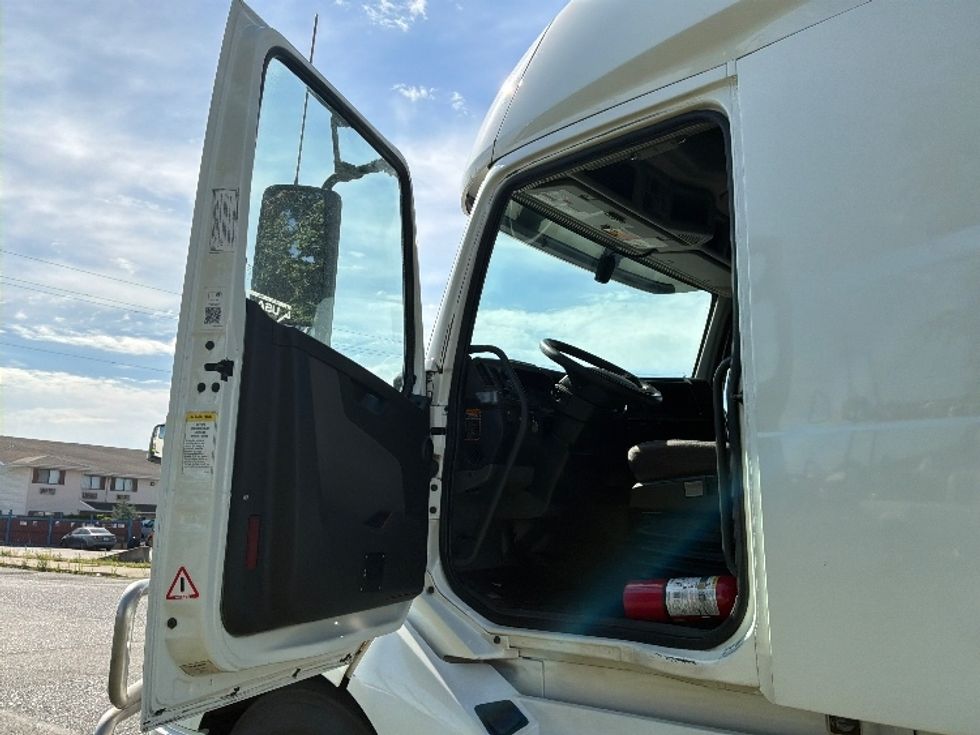 Sleeper Tractor-Heavy Duty Tractors-Volvo-2019-VNL64760-Spokane Valley-WA-614,797\n\t\tmiles-$ 55,750 - Image 9