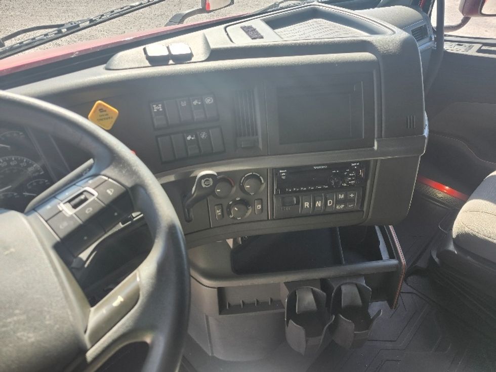 Sleeper Tractor-Heavy Duty Tractors-Volvo-2019-VNL64760-Sturtevant-WI-477,954\n\t\tmiles-$ 63,500 - Image 11