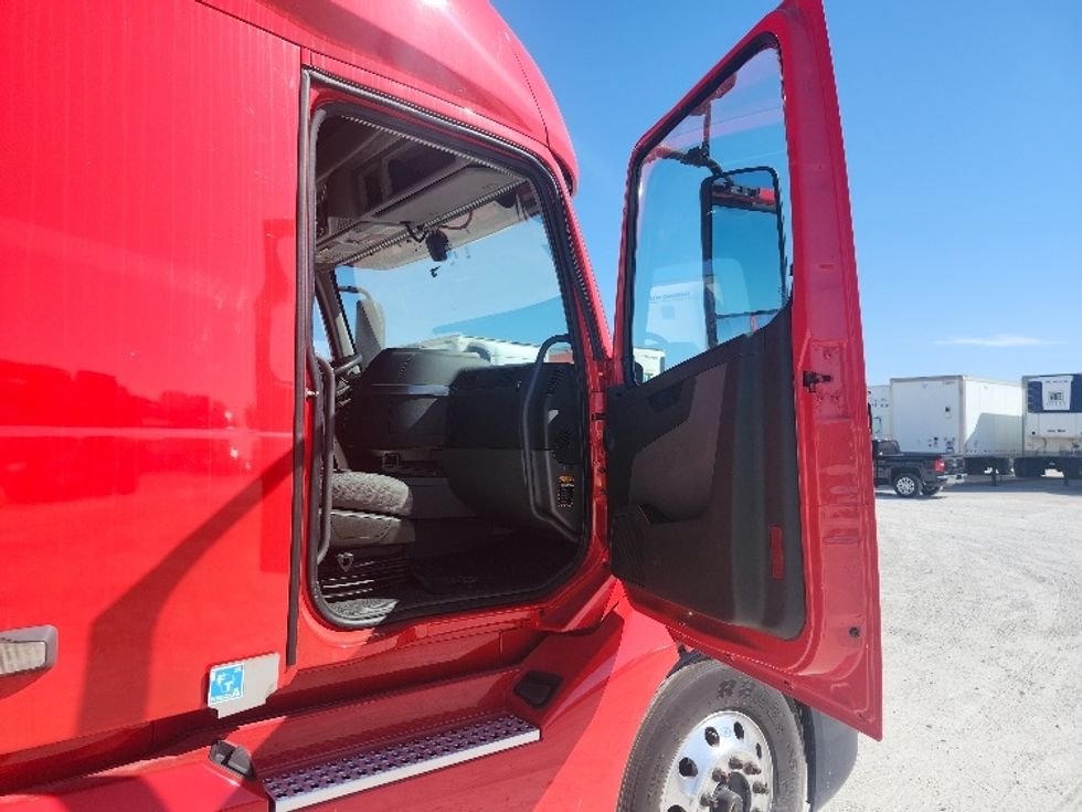 Sleeper Tractor-Heavy Duty Tractors-Volvo-2019-VNL64760-Sturtevant-WI-477,954\n\t\tmiles-$ 63,500 - Image 13