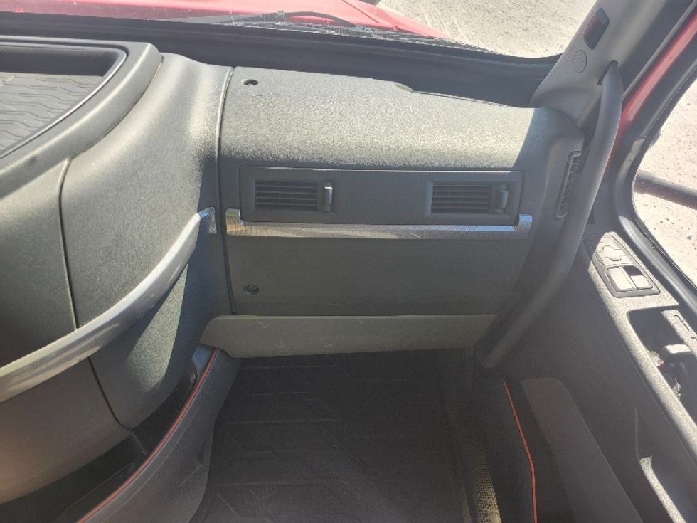 Sleeper Tractor-Heavy Duty Tractors-Volvo-2019-VNL64760-Sturtevant-WI-477,954\n\t\tmiles-$ 63,500 - Image 14