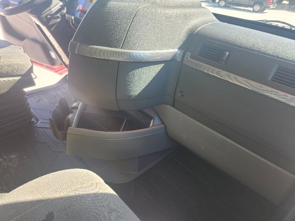 Sleeper Tractor-Heavy Duty Tractors-Volvo-2019-VNL64760-Sturtevant-WI-477,954\n\t\tmiles-$ 63,500 - Image 15