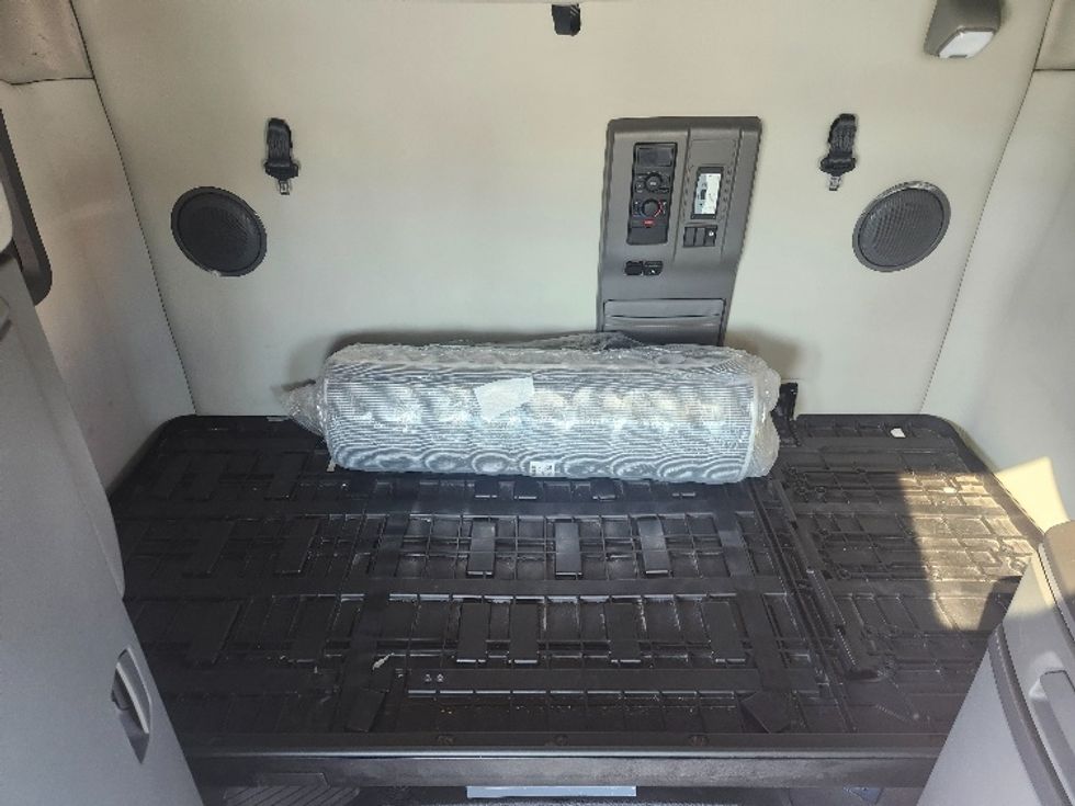 Sleeper Tractor-Heavy Duty Tractors-Volvo-2019-VNL64760-Sturtevant-WI-477,954\n\t\tmiles-$ 63,500 - Image 16