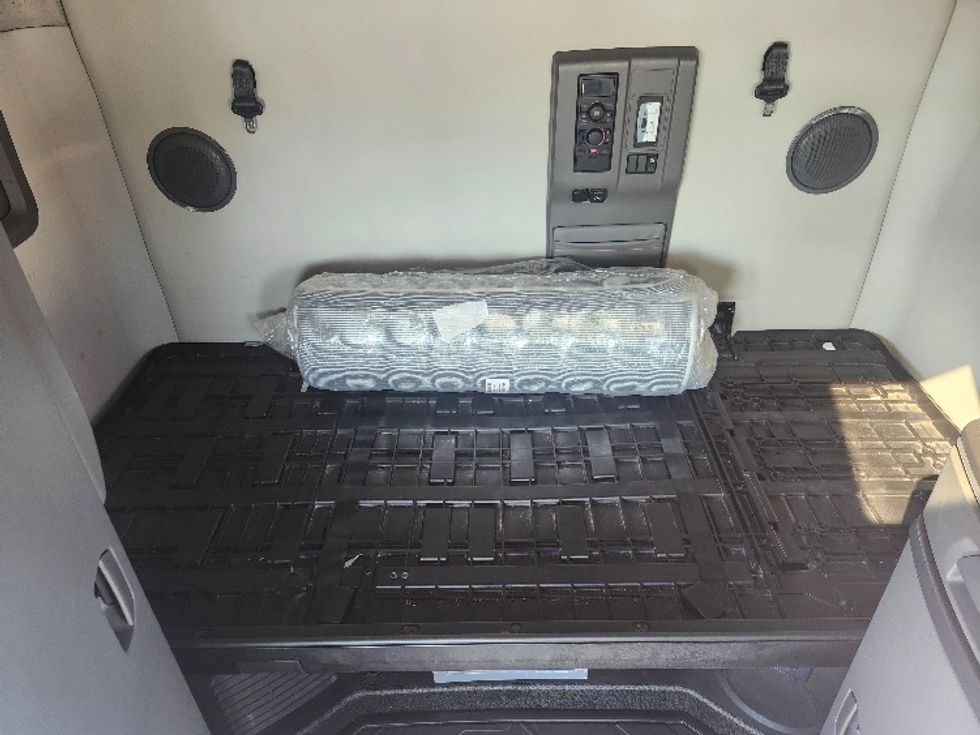 Sleeper Tractor-Heavy Duty Tractors-Volvo-2019-VNL64760-Sturtevant-WI-477,954\n\t\tmiles-$ 63,500 - Image 17