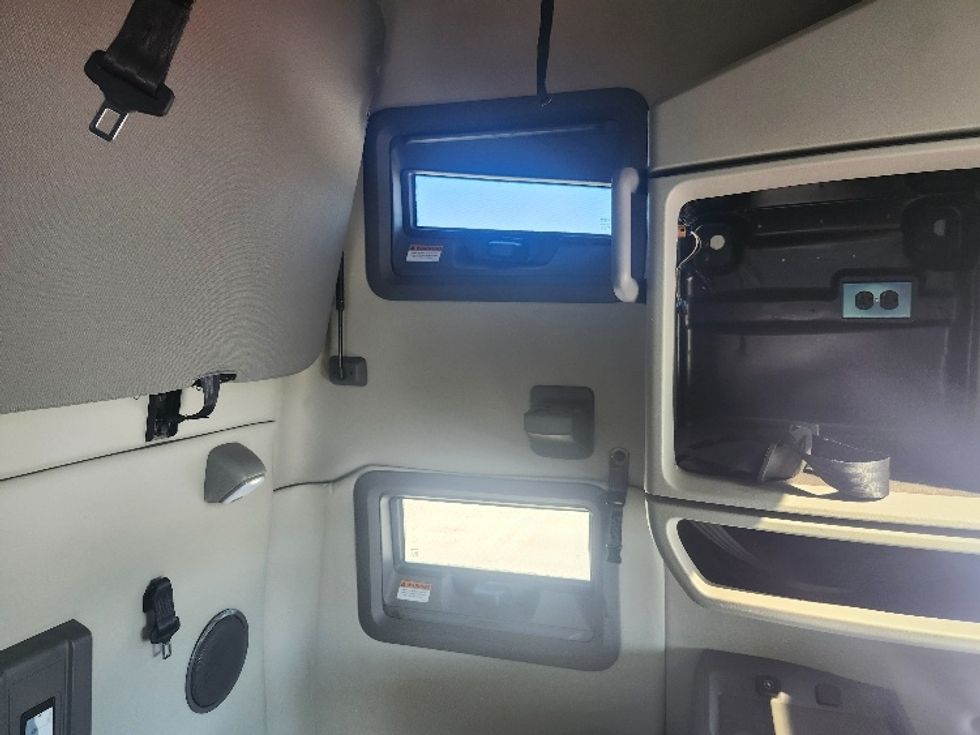 Sleeper Tractor-Heavy Duty Tractors-Volvo-2019-VNL64760-Sturtevant-WI-477,954\n\t\tmiles-$ 63,500 - Image 18