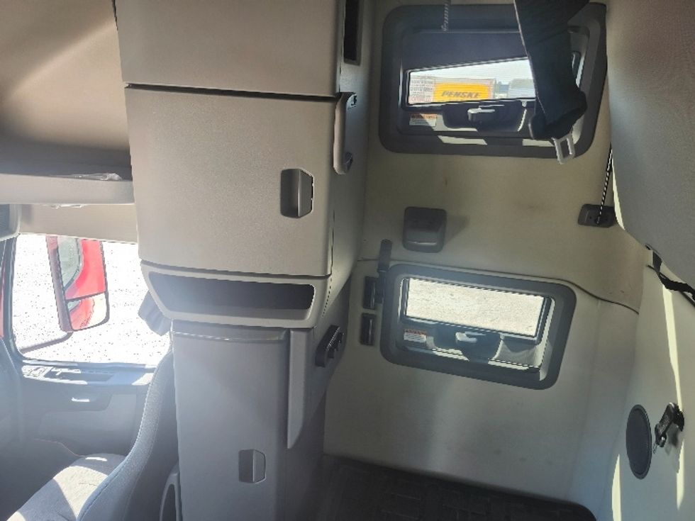 Sleeper Tractor-Heavy Duty Tractors-Volvo-2019-VNL64760-Sturtevant-WI-477,954\n\t\tmiles-$ 63,500 - Image 19