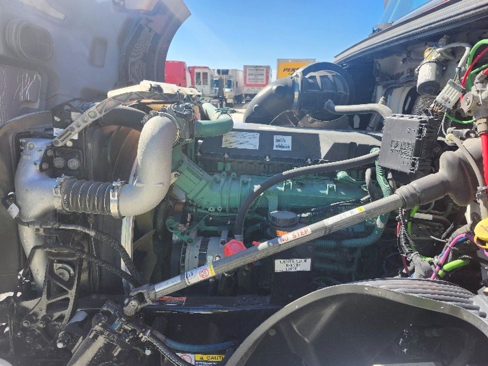 Sleeper Tractor-Heavy Duty Tractors-Volvo-2019-VNL64760-Sturtevant-WI-477,954\n\t\tmiles-$ 63,500 - Image 21