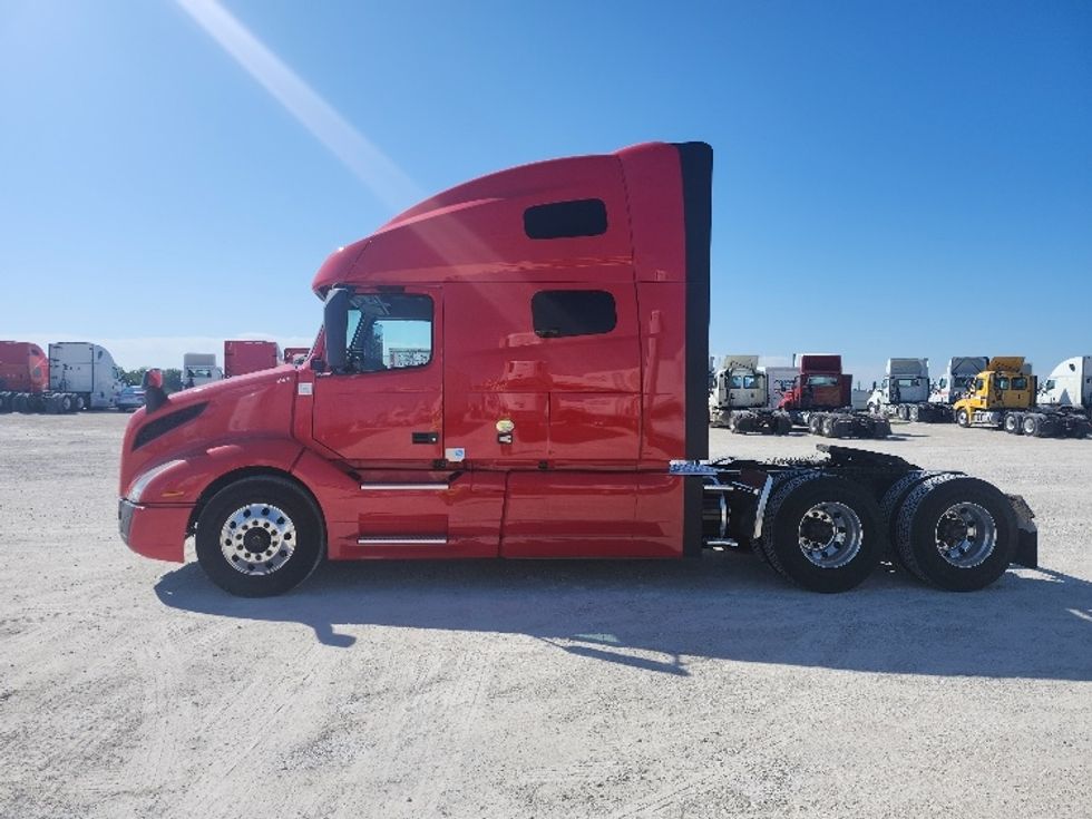 Sleeper Tractor-Heavy Duty Tractors-Volvo-2019-VNL64760-Sturtevant-WI-477,954\n\t\tmiles-$ 63,500 - Image 4