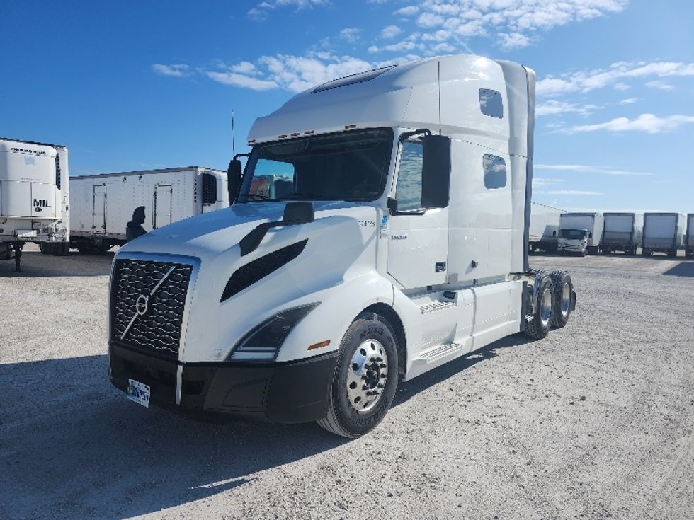 Sleeper Tractor-Heavy Duty Tractors-Volvo-2019-VNL64760-Sturtevant-WI-485,918\n\t\tmiles-$ 64,000 - Image 1