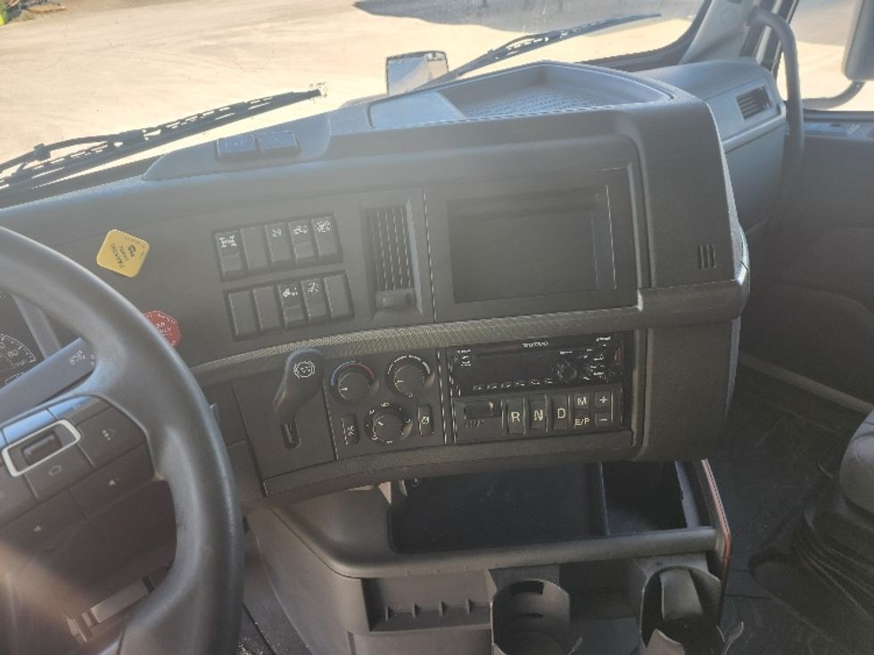 Sleeper Tractor-Heavy Duty Tractors-Volvo-2019-VNL64760-Sturtevant-WI-485,918\n\t\tmiles-$ 64,000 - Image 11
