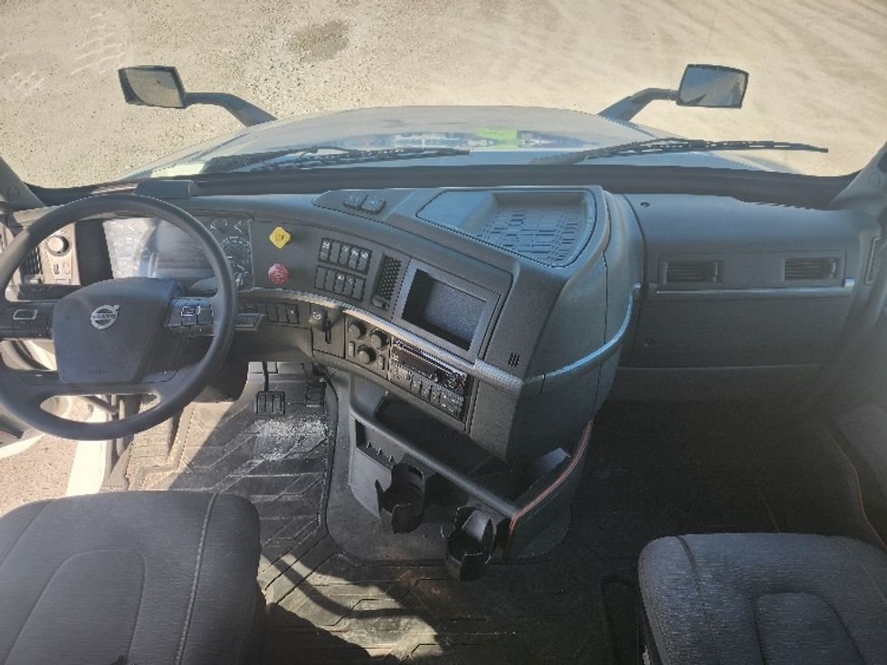 Sleeper Tractor-Heavy Duty Tractors-Volvo-2019-VNL64760-Sturtevant-WI-485,918\n\t\tmiles-$ 64,000 - Image 12