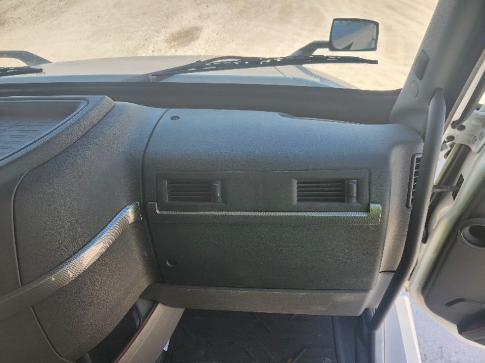 Sleeper Tractor-Heavy Duty Tractors-Volvo-2019-VNL64760-Sturtevant-WI-485,918\n\t\tmiles-$ 64,000 - Image 14