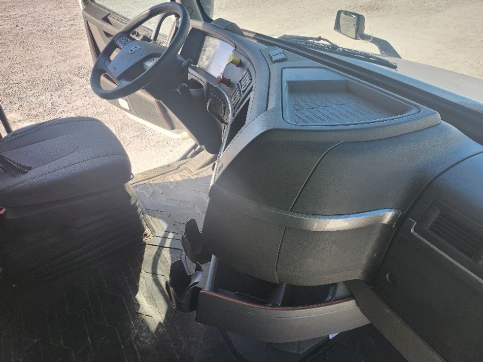 Sleeper Tractor-Heavy Duty Tractors-Volvo-2019-VNL64760-Sturtevant-WI-485,918\n\t\tmiles-$ 64,000 - Image 15