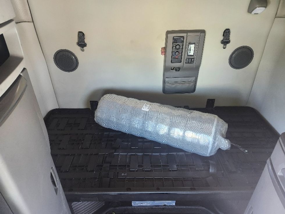 Sleeper Tractor-Heavy Duty Tractors-Volvo-2019-VNL64760-Sturtevant-WI-485,918\n\t\tmiles-$ 64,000 - Image 16