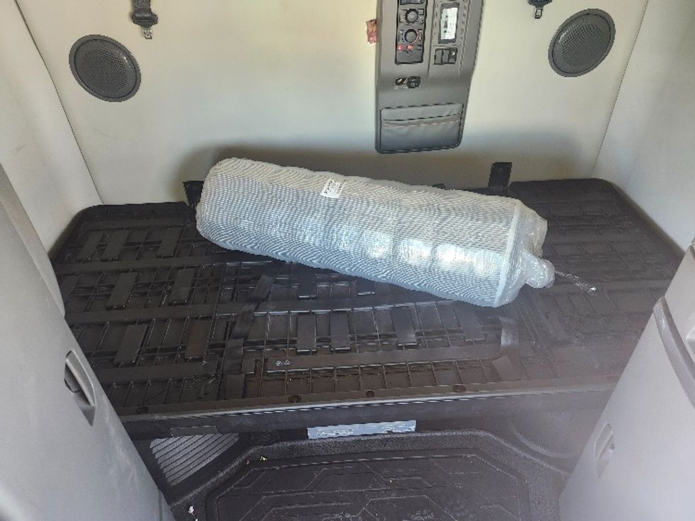 Sleeper Tractor-Heavy Duty Tractors-Volvo-2019-VNL64760-Sturtevant-WI-485,918\n\t\tmiles-$ 64,000 - Image 17