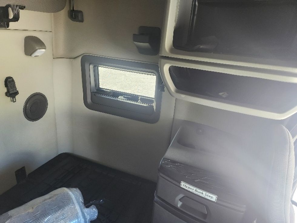 Sleeper Tractor-Heavy Duty Tractors-Volvo-2019-VNL64760-Sturtevant-WI-485,918\n\t\tmiles-$ 64,000 - Image 18