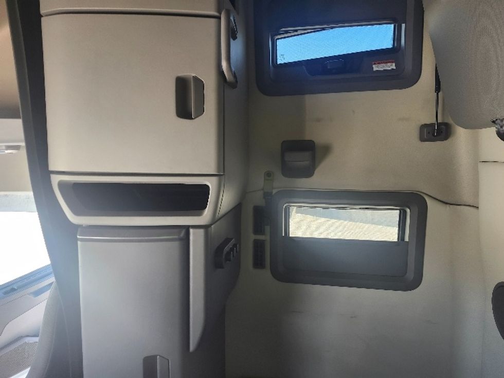 Sleeper Tractor-Heavy Duty Tractors-Volvo-2019-VNL64760-Sturtevant-WI-485,918\n\t\tmiles-$ 64,000 - Image 19