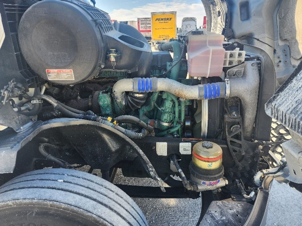 Sleeper Tractor-Heavy Duty Tractors-Volvo-2019-VNL64760-Sturtevant-WI-485,918\n\t\tmiles-$ 64,000 - Image 20