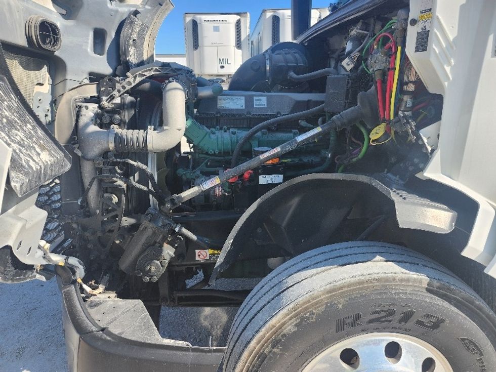 Sleeper Tractor-Heavy Duty Tractors-Volvo-2019-VNL64760-Sturtevant-WI-485,918\n\t\tmiles-$ 64,000 - Image 21