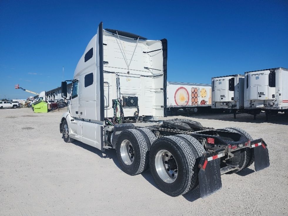 Sleeper Tractor-Heavy Duty Tractors-Volvo-2019-VNL64760-Sturtevant-WI-485,918\n\t\tmiles-$ 64,000 - Image 5