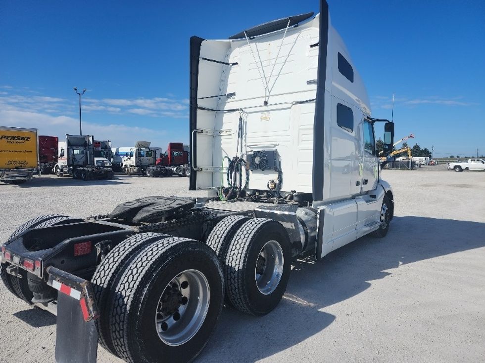 Sleeper Tractor-Heavy Duty Tractors-Volvo-2019-VNL64760-Sturtevant-WI-485,918\n\t\tmiles-$ 64,000 - Image 7
