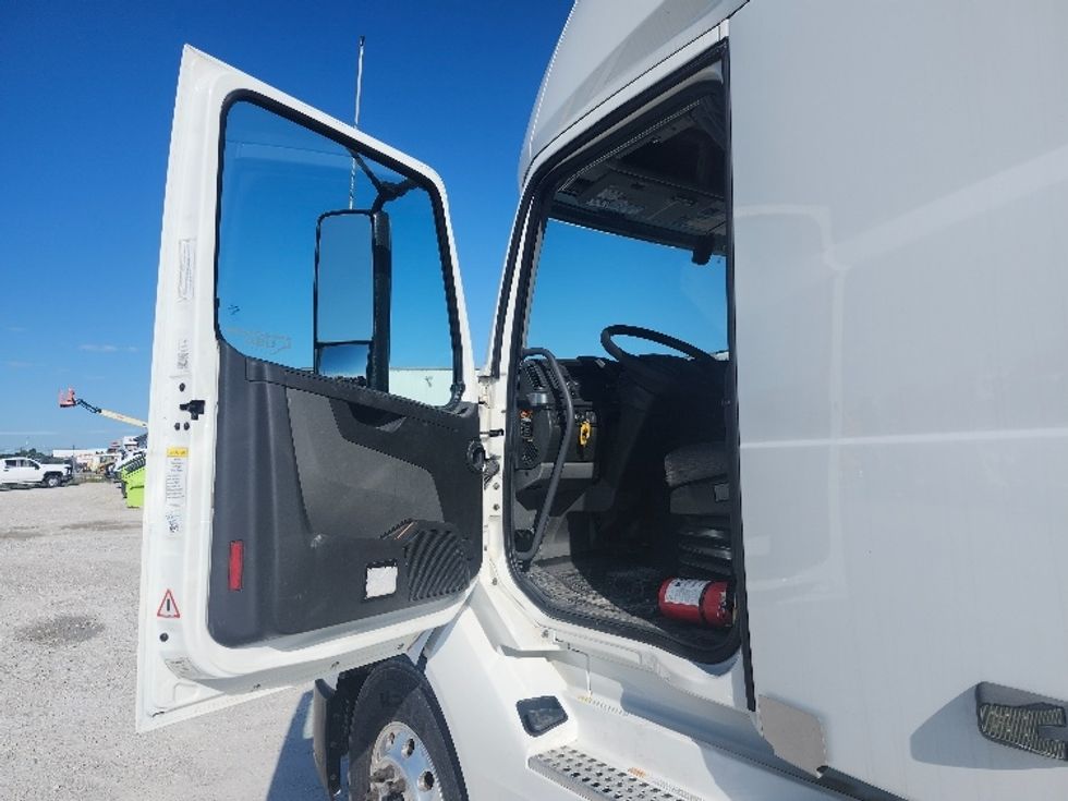 Sleeper Tractor-Heavy Duty Tractors-Volvo-2019-VNL64760-Sturtevant-WI-485,918\n\t\tmiles-$ 64,000 - Image 9