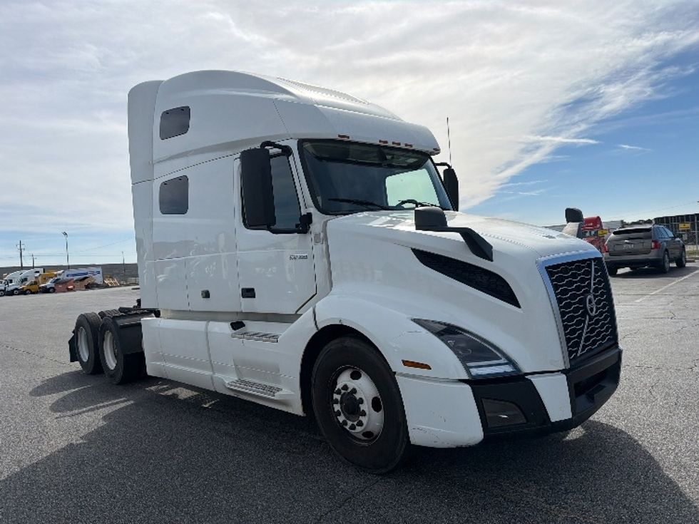 Sleeper Tractor-Heavy Duty Tractors-Volvo-2019-VNL64760-Tifton-GA-482,744\n\t\tmiles-$ 56,500 - Image 1