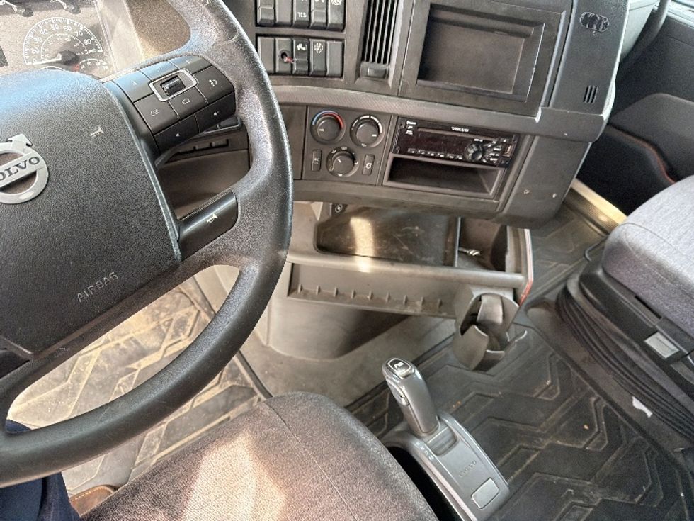 Sleeper Tractor-Heavy Duty Tractors-Volvo-2019-VNL64760-Tifton-GA-482,744\n\t\tmiles-$ 56,500 - Image 12