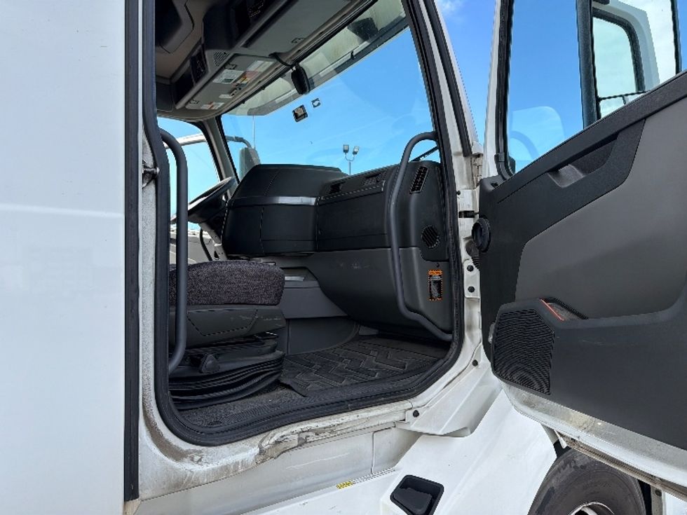 Sleeper Tractor-Heavy Duty Tractors-Volvo-2019-VNL64760-Tifton-GA-482,744\n\t\tmiles-$ 56,500 - Image 13