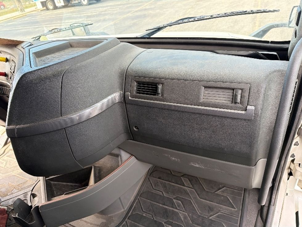 Sleeper Tractor-Heavy Duty Tractors-Volvo-2019-VNL64760-Tifton-GA-482,744\n\t\tmiles-$ 56,500 - Image 14