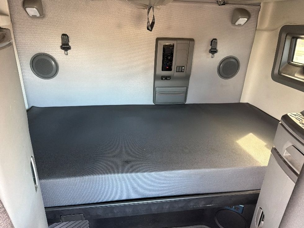 Sleeper Tractor-Heavy Duty Tractors-Volvo-2019-VNL64760-Tifton-GA-482,744\n\t\tmiles-$ 56,500 - Image 16