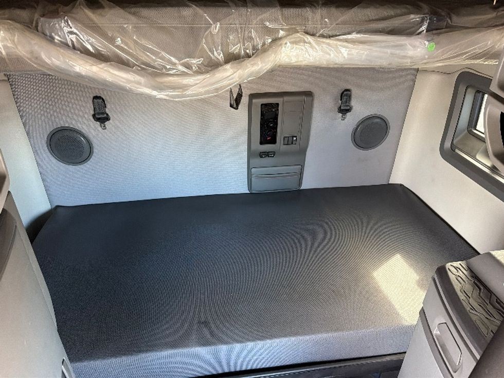 Sleeper Tractor-Heavy Duty Tractors-Volvo-2019-VNL64760-Tifton-GA-482,744\n\t\tmiles-$ 56,500 - Image 17