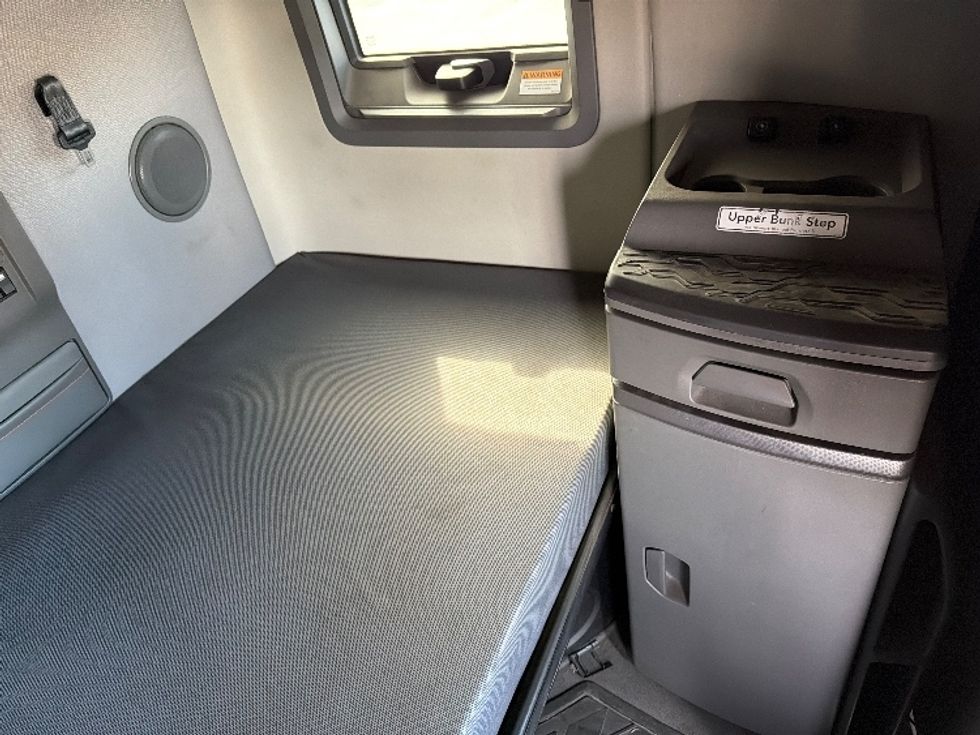 Sleeper Tractor-Heavy Duty Tractors-Volvo-2019-VNL64760-Tifton-GA-482,744\n\t\tmiles-$ 56,500 - Image 18