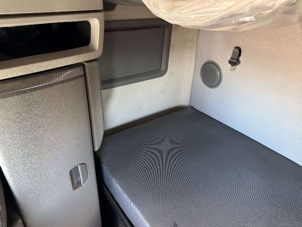 Sleeper Tractor-Heavy Duty Tractors-Volvo-2019-VNL64760-Tifton-GA-482,744\n\t\tmiles-$ 56,500 - Image 19