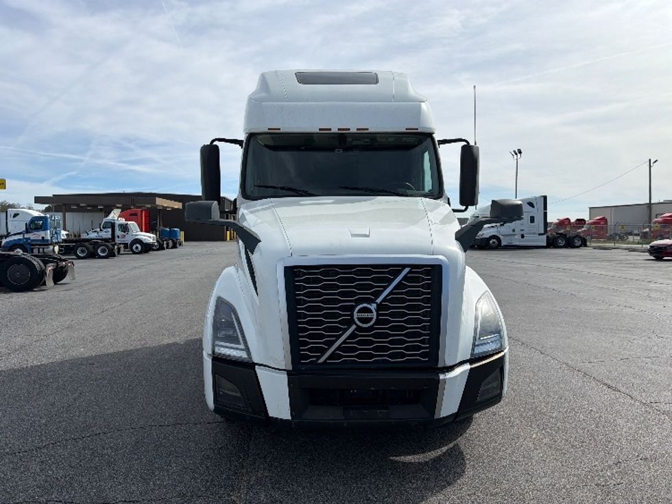 Sleeper Tractor-Heavy Duty Tractors-Volvo-2019-VNL64760-Tifton-GA-482,744\n\t\tmiles-$ 56,500 - Image 2