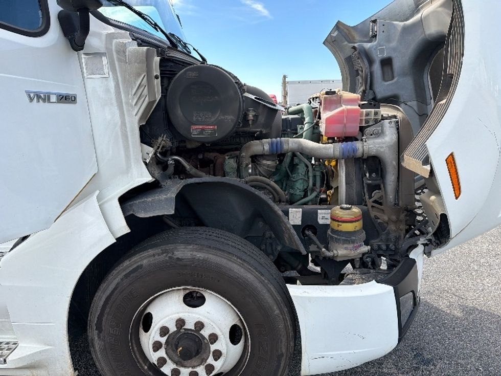 Sleeper Tractor-Heavy Duty Tractors-Volvo-2019-VNL64760-Tifton-GA-482,744\n\t\tmiles-$ 56,500 - Image 20
