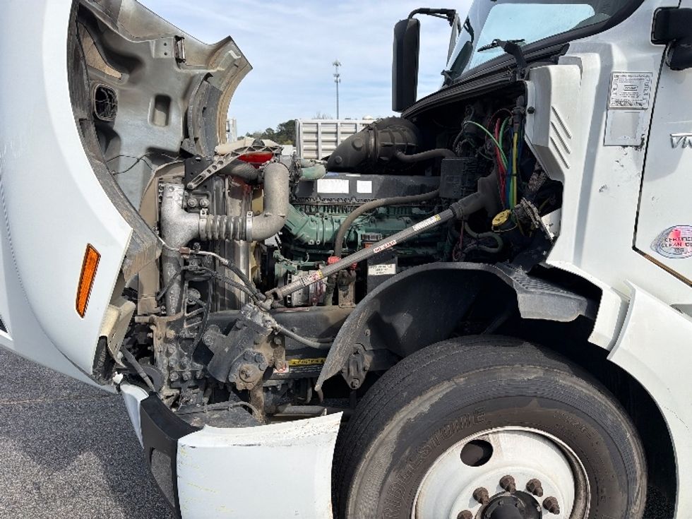 Sleeper Tractor-Heavy Duty Tractors-Volvo-2019-VNL64760-Tifton-GA-482,744\n\t\tmiles-$ 56,500 - Image 21